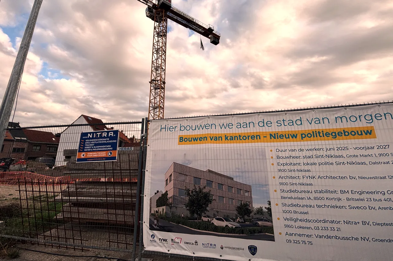 Werf van het nieuwe politiegebouw in Sint-Niklaas met de torenkraan, en het werfbord waarop Nitra als veiligheidscoördinator vermeld staat